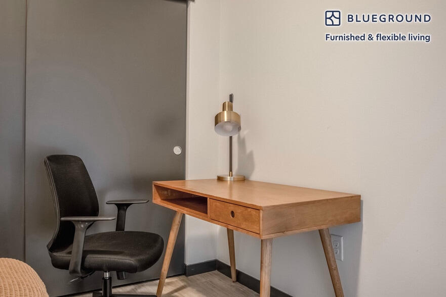 Building Photo - 15566 Northeast 22nd Place-SI FL8-ID617