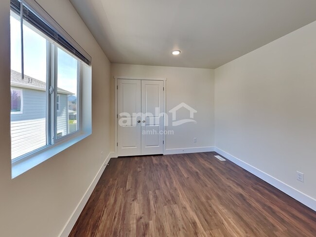 Building Photo - 390 Smith Dr