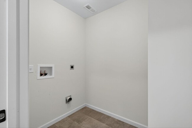 Building Photo - Modern 2-Bedroom Townhome
