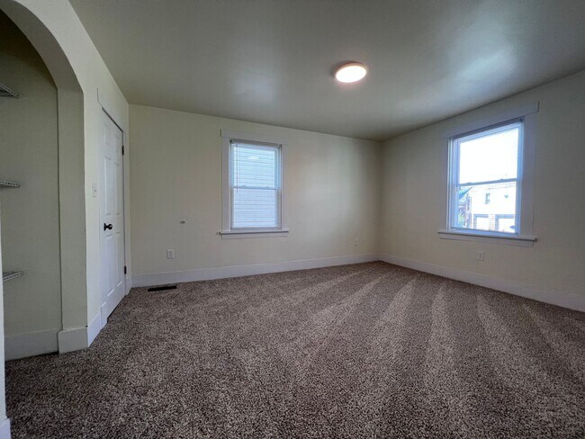 Building Photo - Updated 2BR house with Garage!