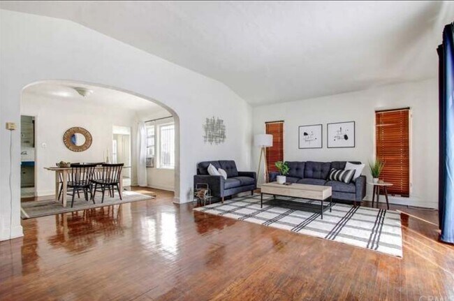 Building Photo - 2338 N Cahuenga Blvd