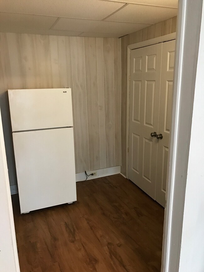 Building Photo - 6 W Shore St