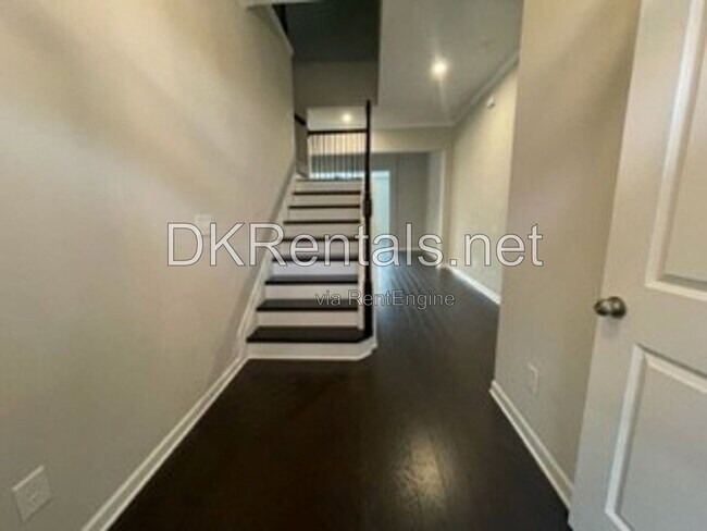 Building Photo - 944 Hewitt Dr SE