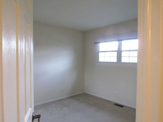 Building Photo - 112 Sarahs Grove Ln
