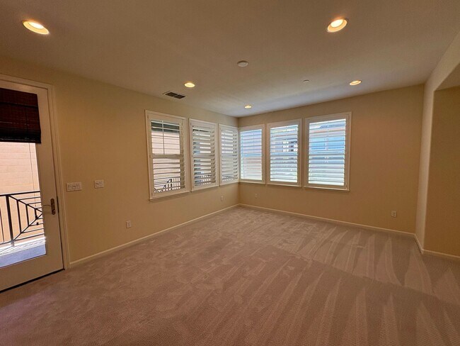Building Photo - Spacious 4-Bedroom Townhouse