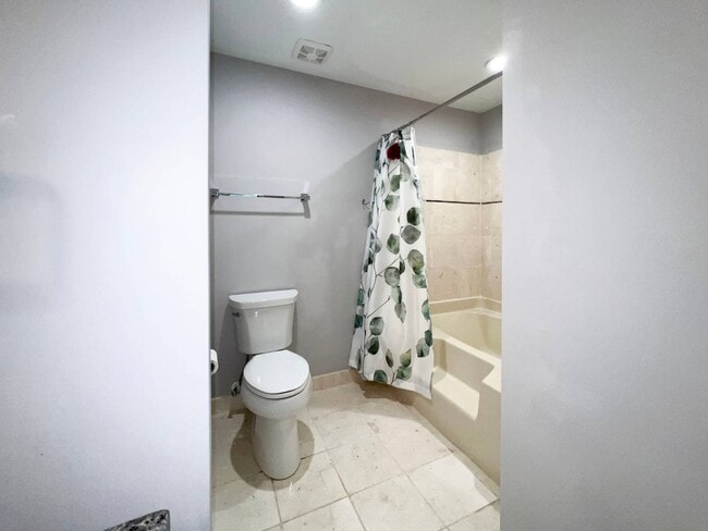 Building Photo - 221 New Kent Pl