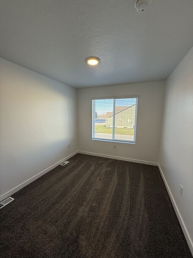 Building Photo - Beautiful Town Home in Salem, UT