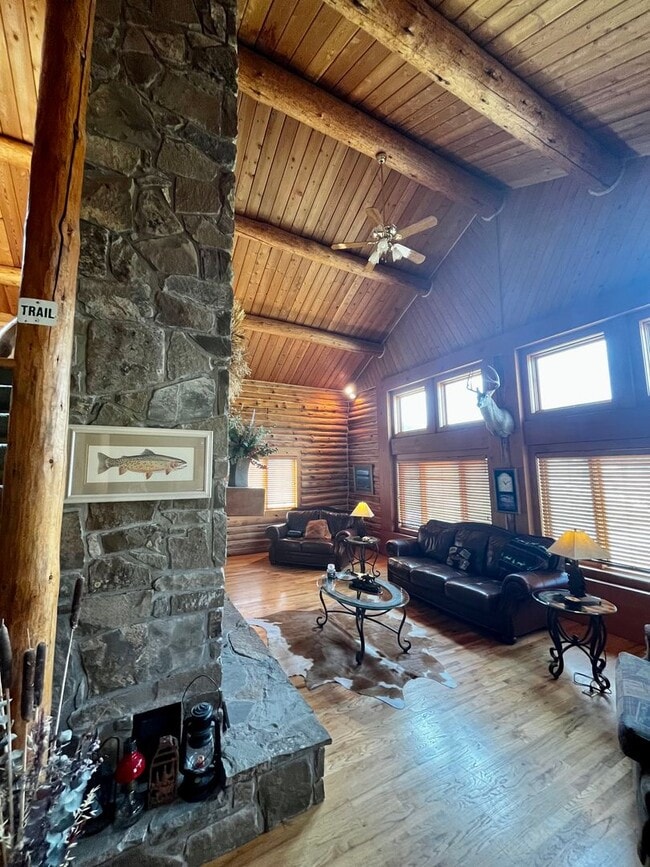 Building Photo - Fully Furnished Cabin Available - 10 Minut...