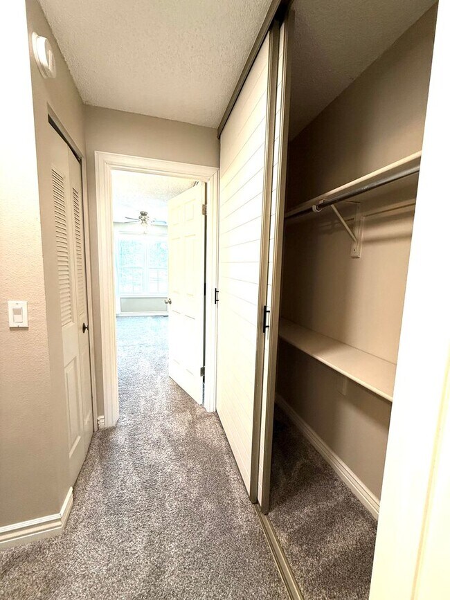 Building Photo - Updated 2 bed/2.5 bath townhome in Bear Creek