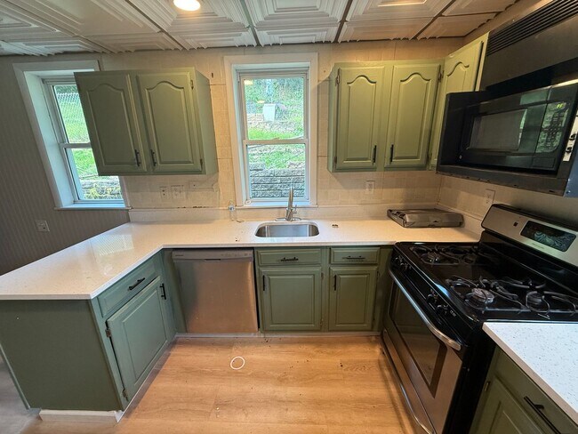Building Photo - Updated Home - Greenfield