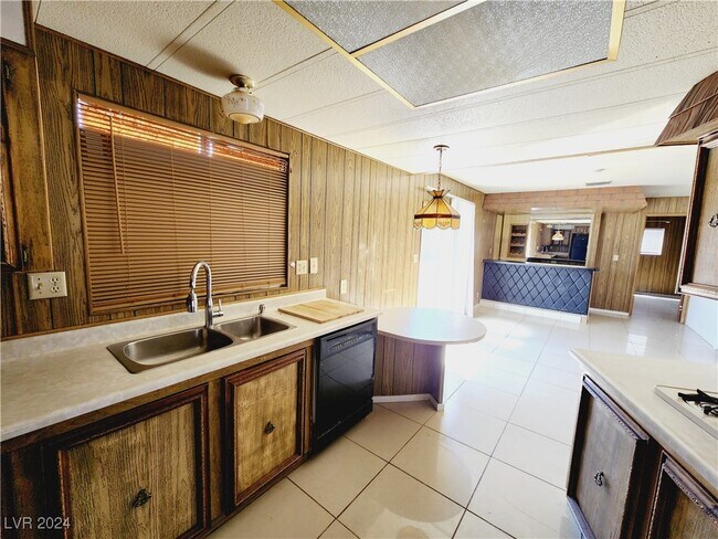 Building Photo - 6135 Carlsbad Ave