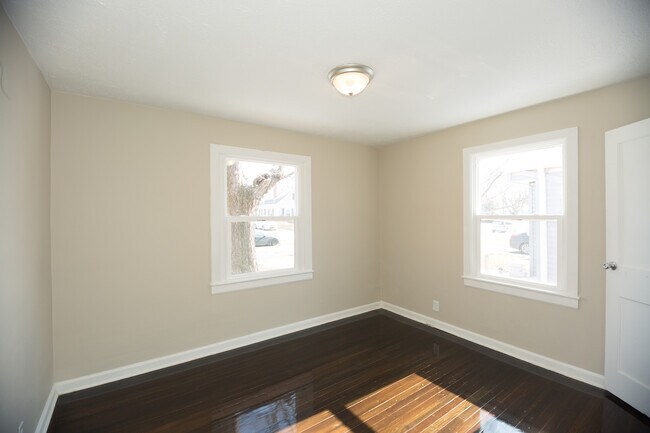 Building Photo - 3 potential 4 bedroom in desirable Beech G...