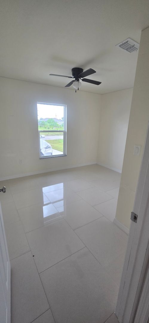 Building Photo - Great SW Location-Three Bedroom -two bath