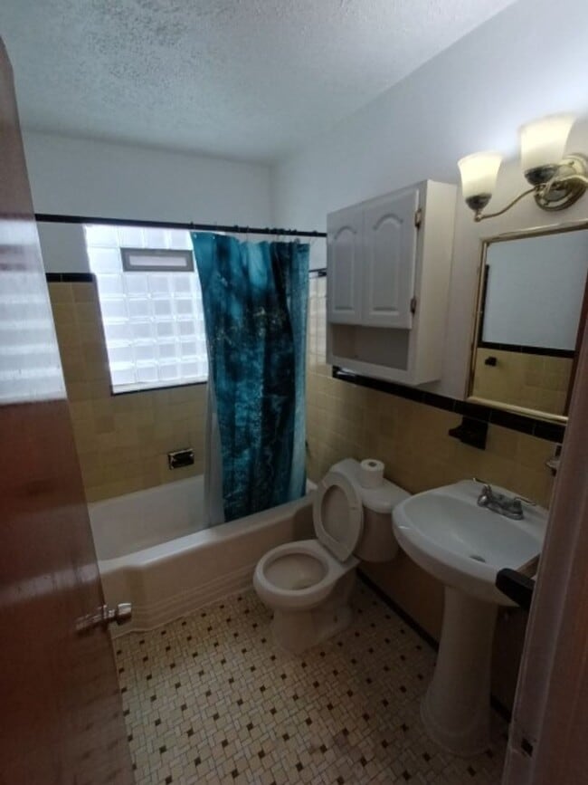 Building Photo - 3 bedroom/1.5 bath now available! $1300/mo!