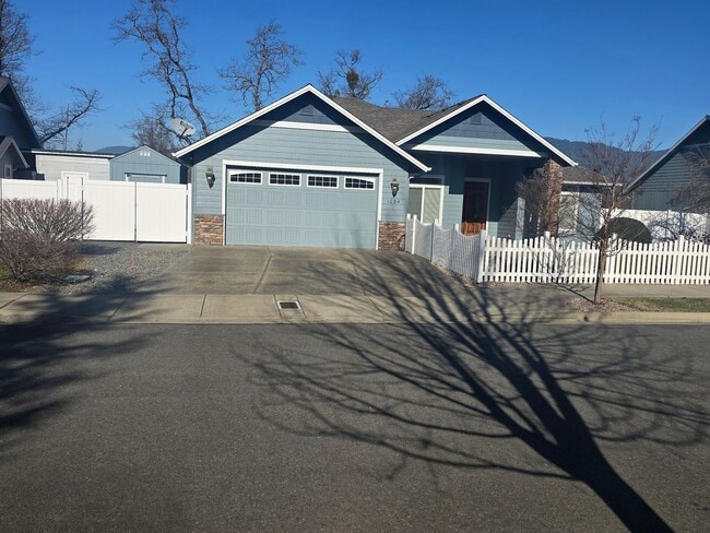 Building Photo - 3 bed 2 bath Home for Rent in Grants Pass