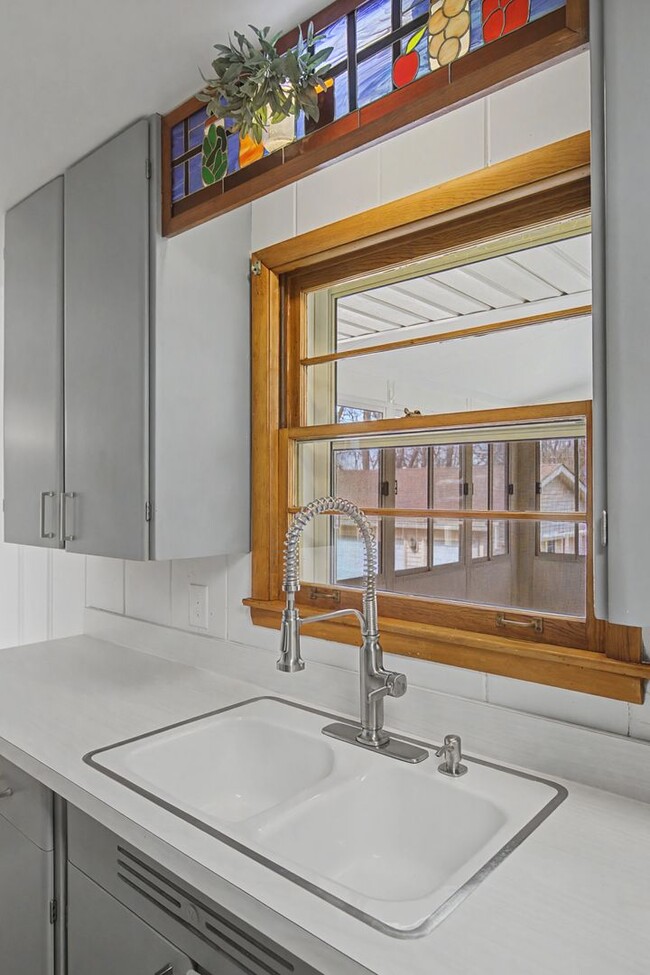 Building Photo - Mid Century Modern in Donelson with 4 bed 2bath, pet friendly, 2 car garage, and potential music ...