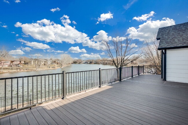 Building Photo - 112 S Springwood Dr