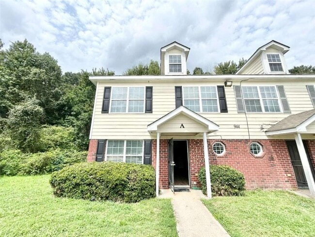 Primary Photo - 944 Old Mill Ln