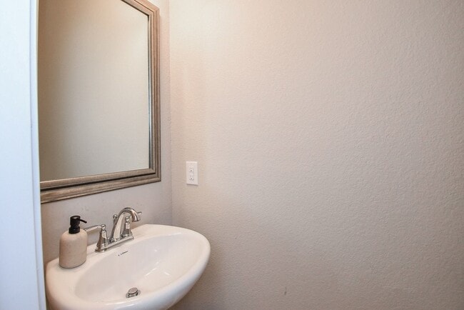 Building Photo - 8726 Laurel Crest Dr