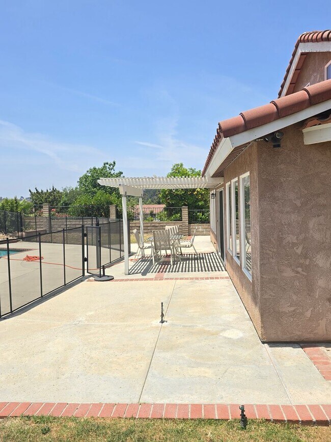 Building Photo - BEAUTIFUL 4 BEDROOM 3 BATH HOUSE. MOVE IN ...