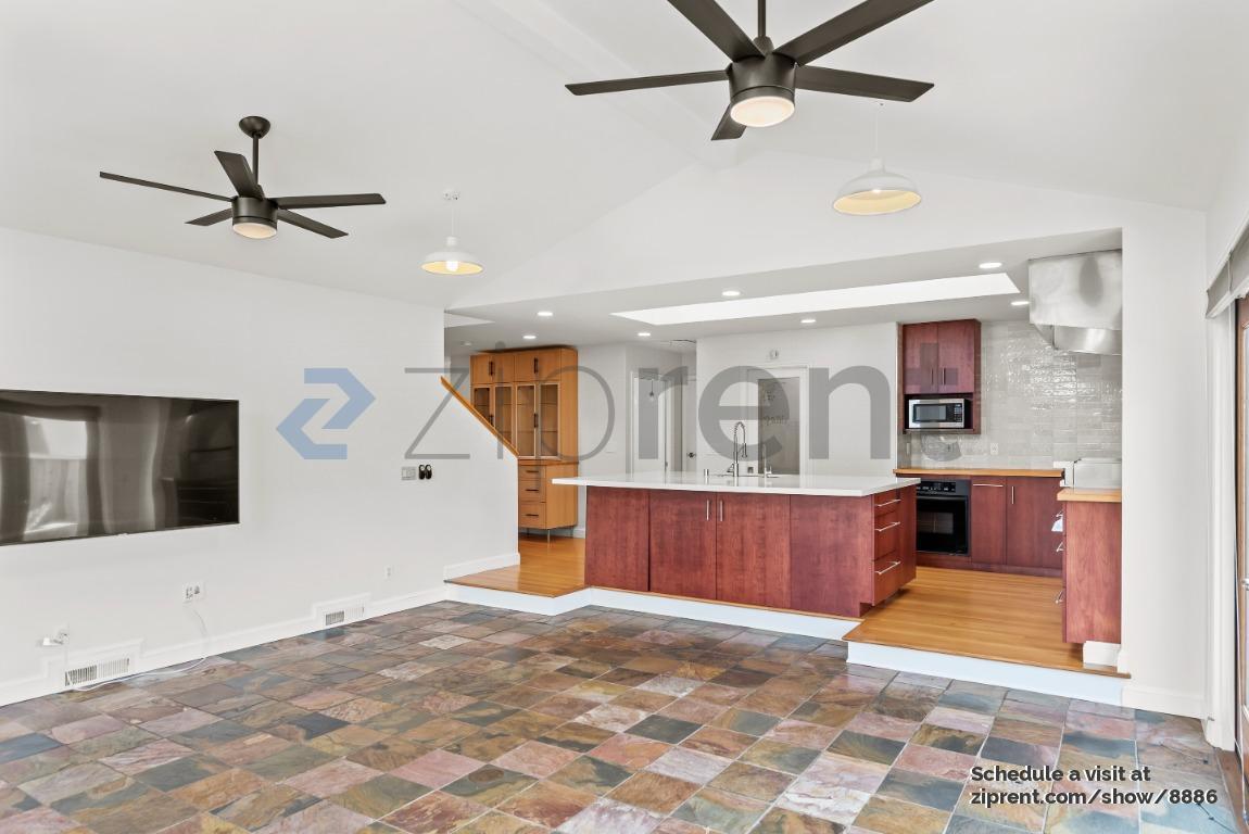 Building Photo - 475 Roading Dr