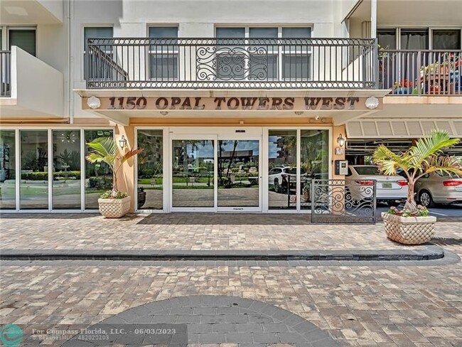Building Photo - 1150 Hillsboro Mile-