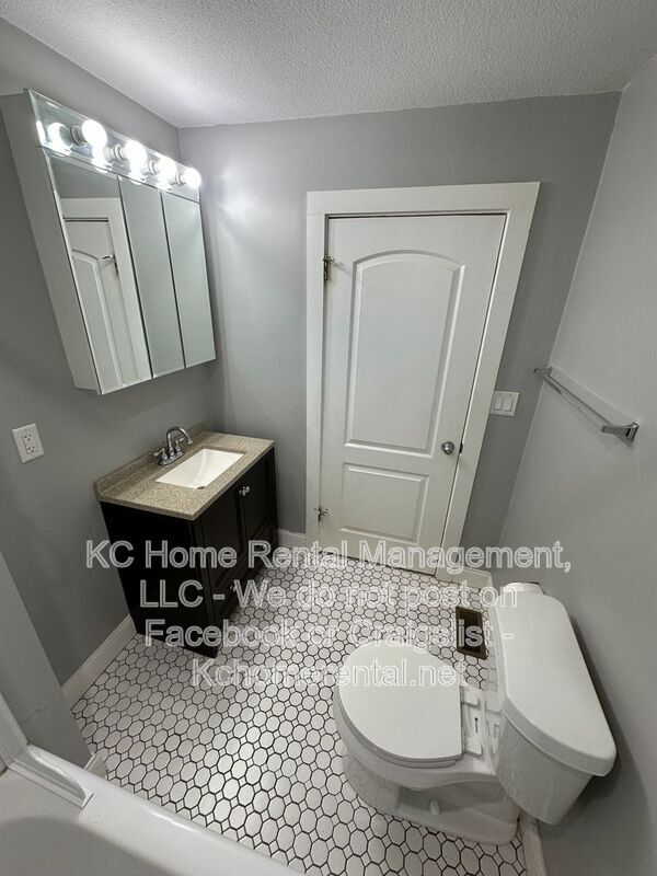 Building Photo - 2535 Charlotte St