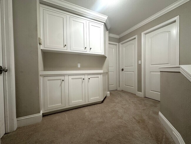 Building Photo - Gorgeous 3 Bed, 2.5 on Corner Lot