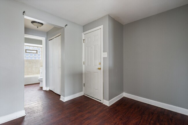 Building Photo - 6522 S Vernon Ave