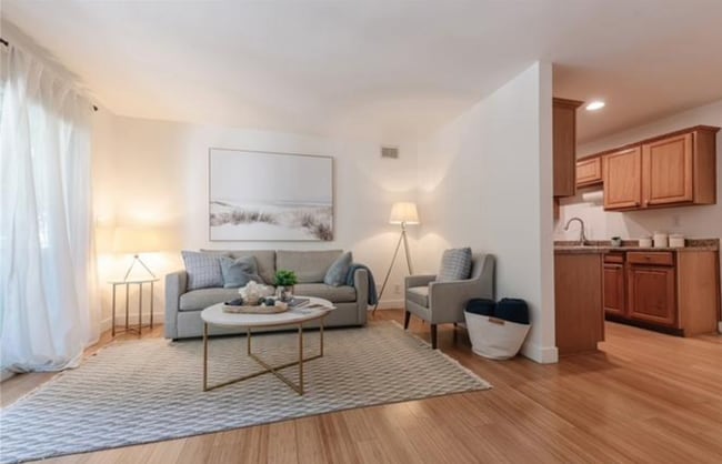 Building Photo - AWESOME 2 BEDROOM 2 BATH UNIT