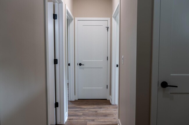 Building Photo - 8456 Oak Shade Ct