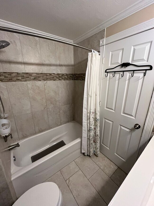 Building Photo - Single Level Home Close to Downtown Redmond - Yard Care Included