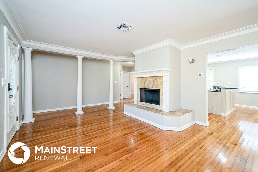 Building Photo - 3750 28th Ave N