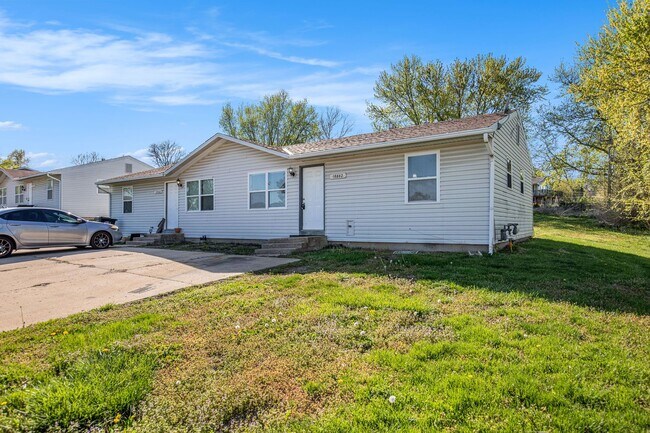 Building Photo - Beautiful 2BR/1BA Duplex in Independence!