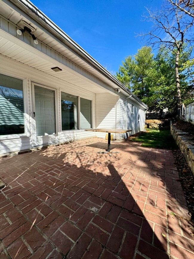 Building Photo - Historic Downtown Blacksburg Home