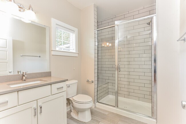 Building Photo - 2022B Greenwood Cir