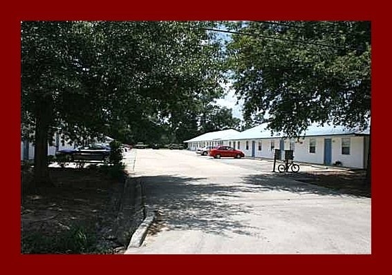 Primary Photo - Pine Crest Apartments