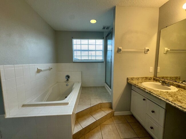 Building Photo - Contemporary Townhome for Rent in Davenpor...