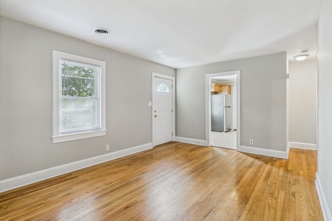 Building Photo - Adorable Home, Harwood Floors and Convenie...