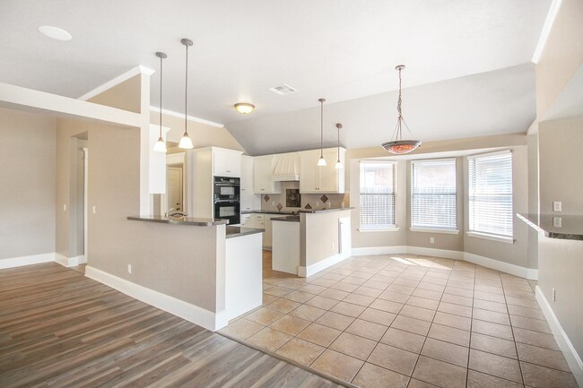 Building Photo - Great 4 Bed, 2 Bath, in Gated Community / ...
