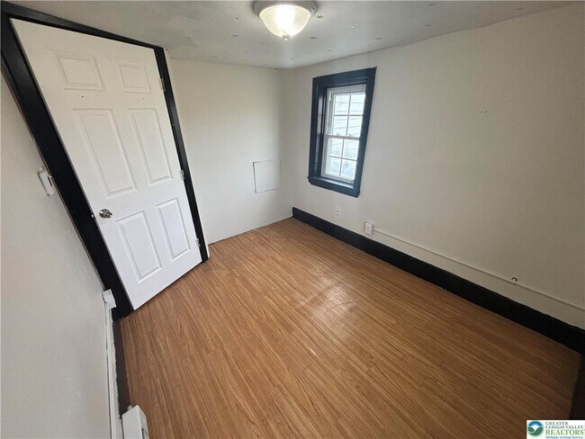 Building Photo - 654 Youngs Hill Rd