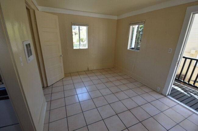 Building Photo - Detached Craftsman Cottage with Courtyard Charm – Low $1,000 Deposit