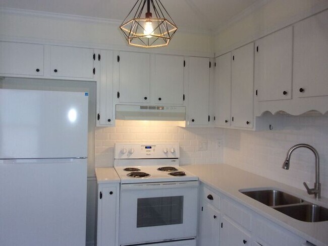 Building Photo - Fully Renovated 2 Bedroom 1 1/2 Bath Townh...