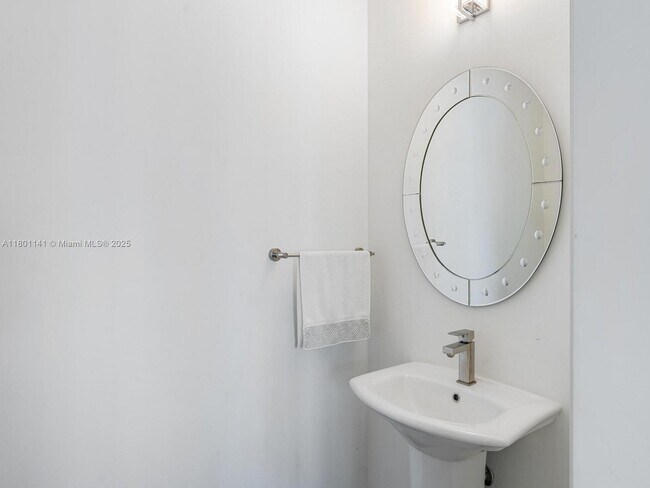 Building Photo - 1300 Brickell Bay Dr