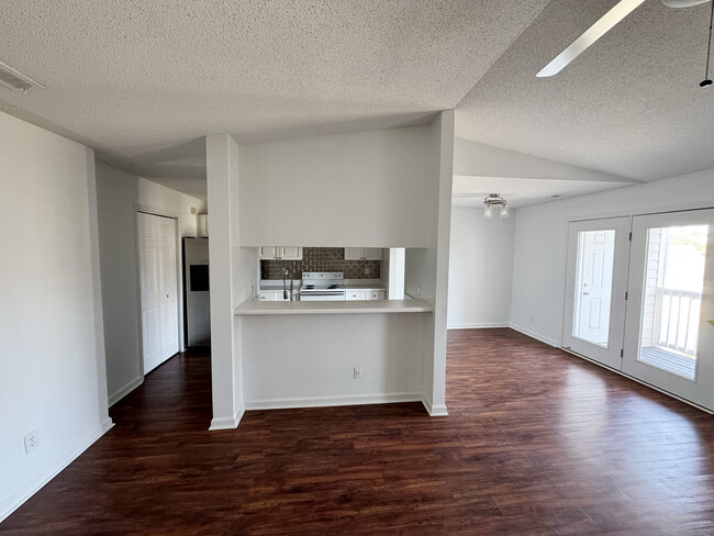 Building Photo - 902 Litchfield Way