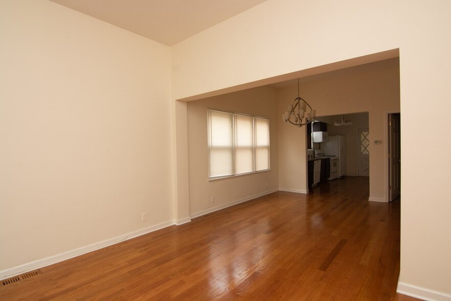 Building Photo - 2814 N Maplewood Ave