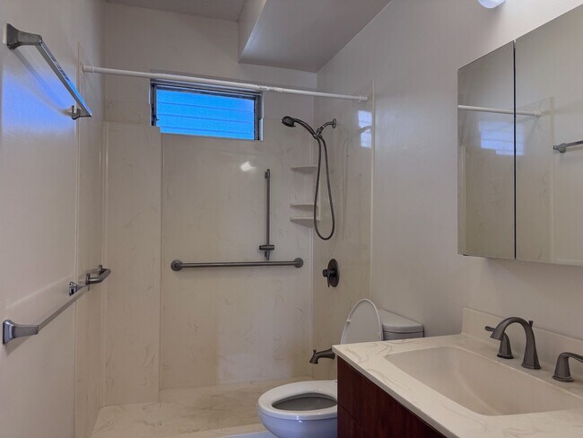 Building Photo - ?? For Rent – Spacious 2-Bedroom + Den, 2-...