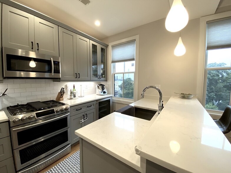 Primary Photo - 362 Bunker Hill St