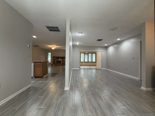 Building Photo - 423 Whispering Oaks Ct
