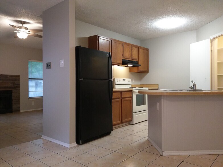 Kitchen - 2524 Corian Glen Dr